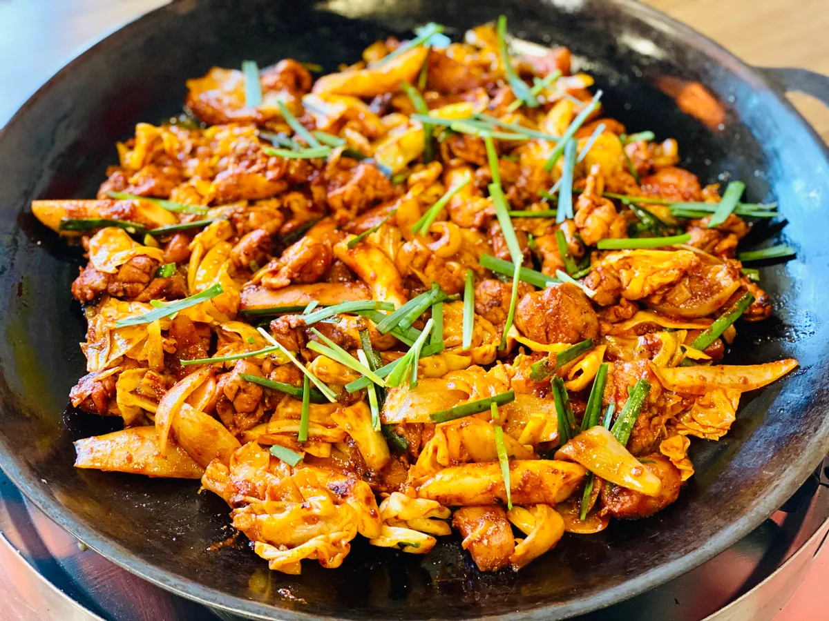 홍대 맛집 신미경의 야채 닭갈비 - 쪽파가 듬뿍 올려진 서울 홍대 유명 음식점의 신선한 메뉴 | Hongdae restaurant vegetable dakgalbi - Shin Mi-kyung Seoul famous gourmet topped with fresh chives delicious dish | 弘大美食蔬菜辣炒鸡排 - 神美京首尔著名餐厅用新鲜葱段装饰 | 弘大美食蔬菜辣炒鸡排 - 神美京首爾著名餐廳用新鮮蔥段裝飾 | 弘大グルメ野菜辣炒鸡排 - 神美京ソウル著名レストラン新鮮ニラトッピング